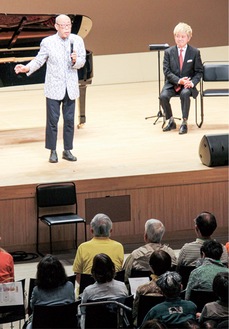 観客に語りかける青島さん（左）