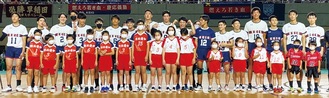 慶應義塾大学の選手をエスコートする子どもたち（前列）