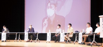 松本さん（左から２人目）らが参加したセッション