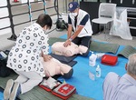 赤十字社のブースでＡＥＤの使い方を学ぶ来場者