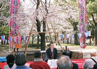 歌丸桜の前で落語などが披露される（2018年）