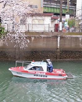 横浜日ノ出桟橋付近を巡回する警察官＝３月25日