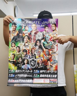 神戸大会で負傷した肩とともに「マスクも休養」とのことで、ポスターで顔を隠すマシーン・Ｊ選手