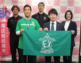 前列左から高澤区長、桜井社長、後列左から石田ＧＭ、今川選手、Ａｏｉさん