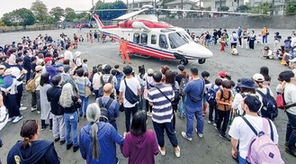 ヘリコプターを間近で見ようと集まった人々