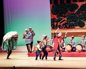 獅子舞とひょっとこが登場した弘明寺町っ子囃子の演奏