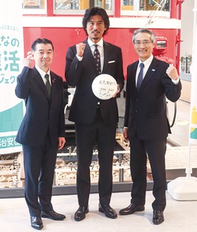 協定締結式に参加した（左から）川俣社長、中澤さん、永島社長
