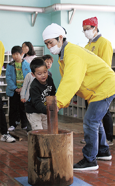 親子で餅つき