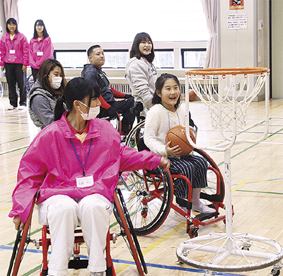車いすバスケを体験
