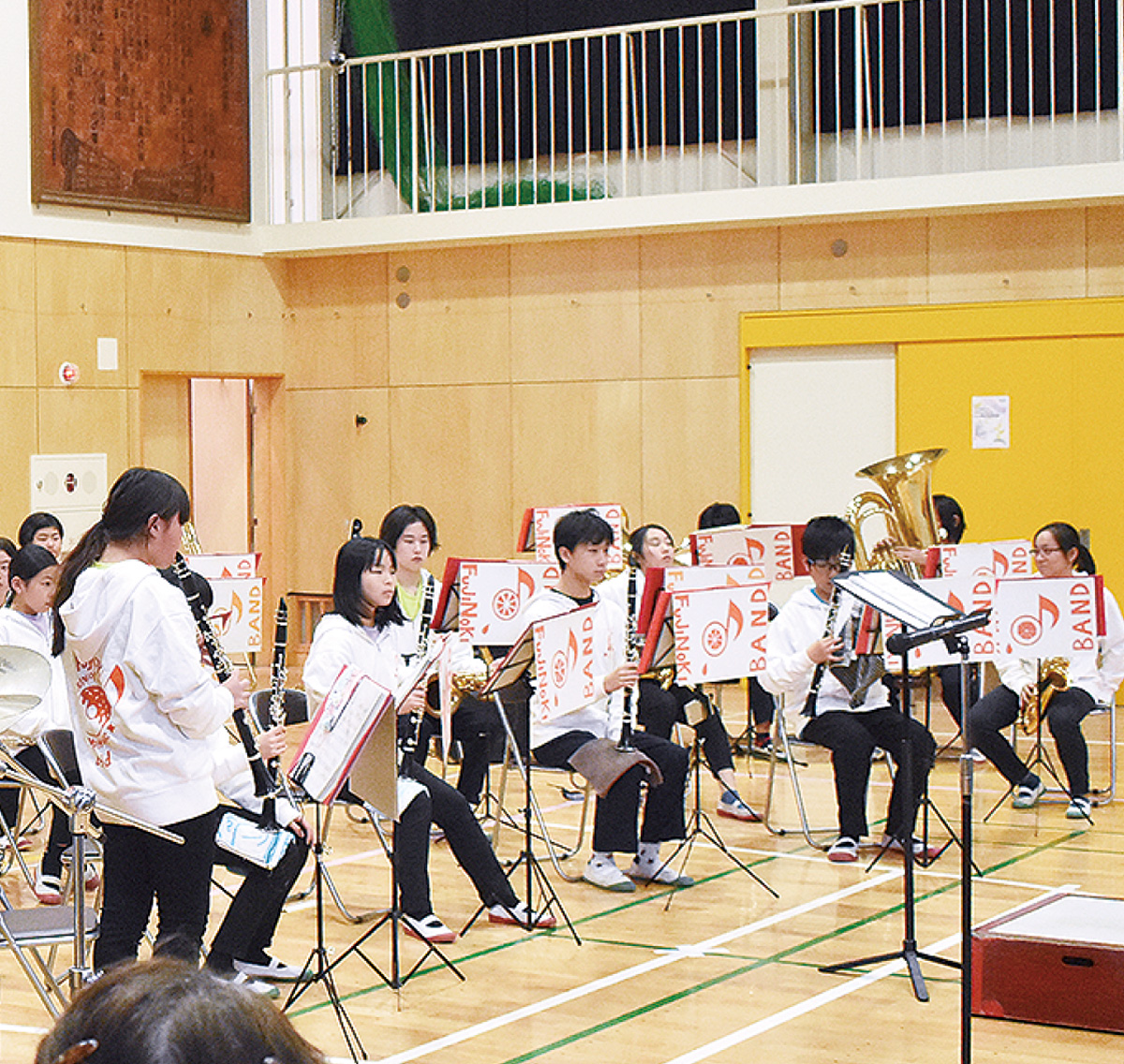 演奏する藤の木中学校吹奏楽部