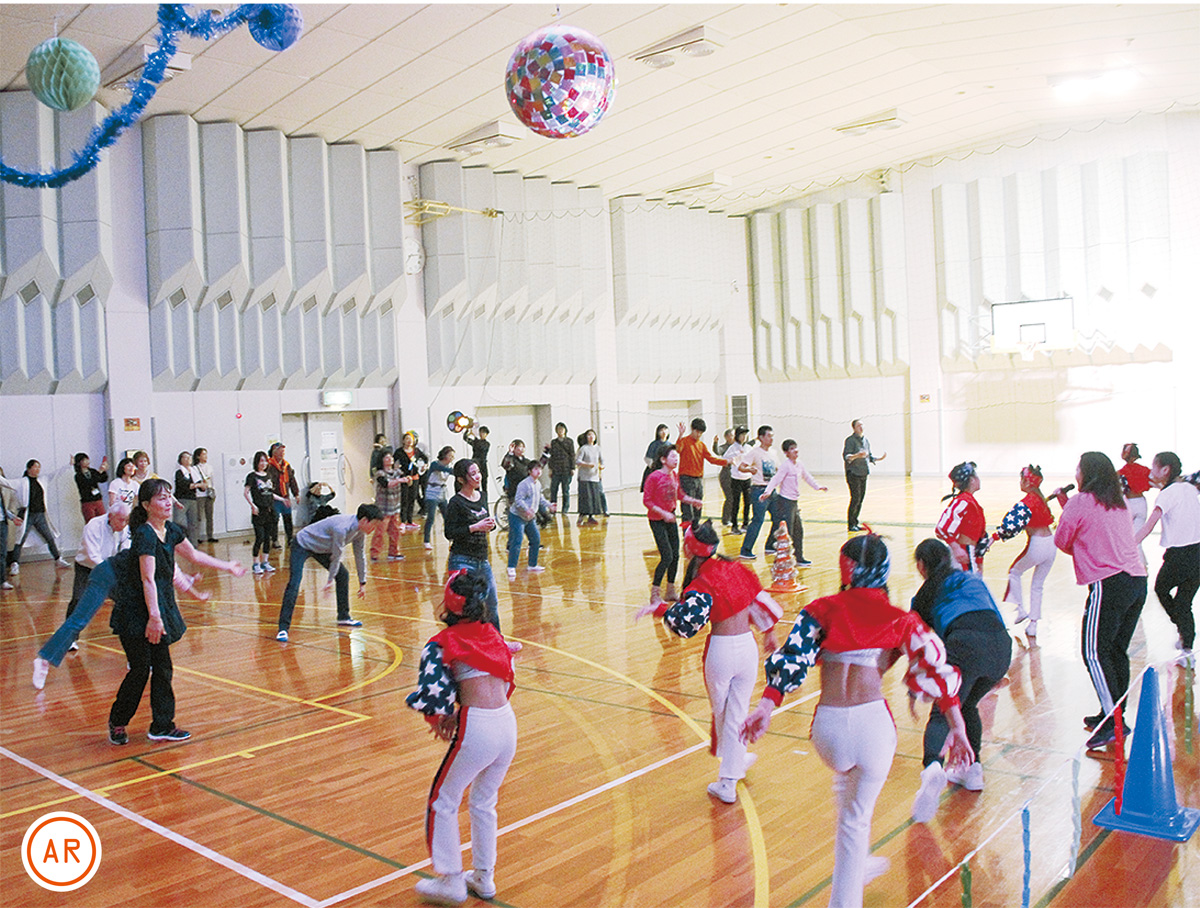 ミラーボールの下で踊る参加者