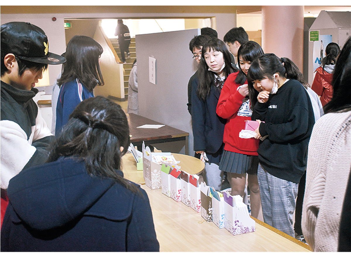 チョコを選ぶ生徒