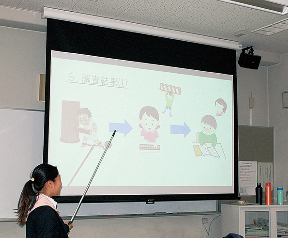 自らの研究を発表する生徒