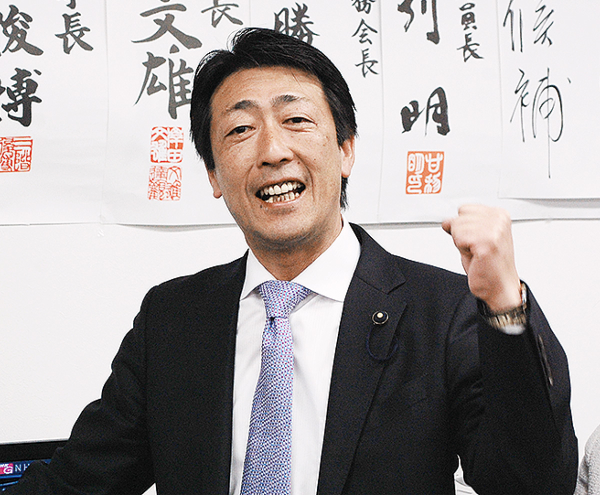 ガッツポーズを見せる新堀氏