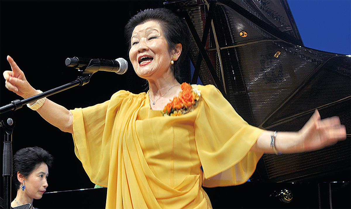 舞台で歌う赤岡さん