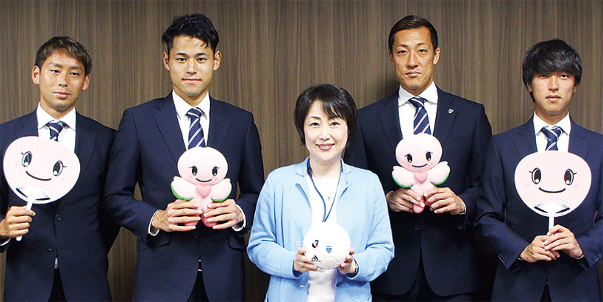 区役所を訪れた南選手（中央右）ら選手と松山区長（中央）
