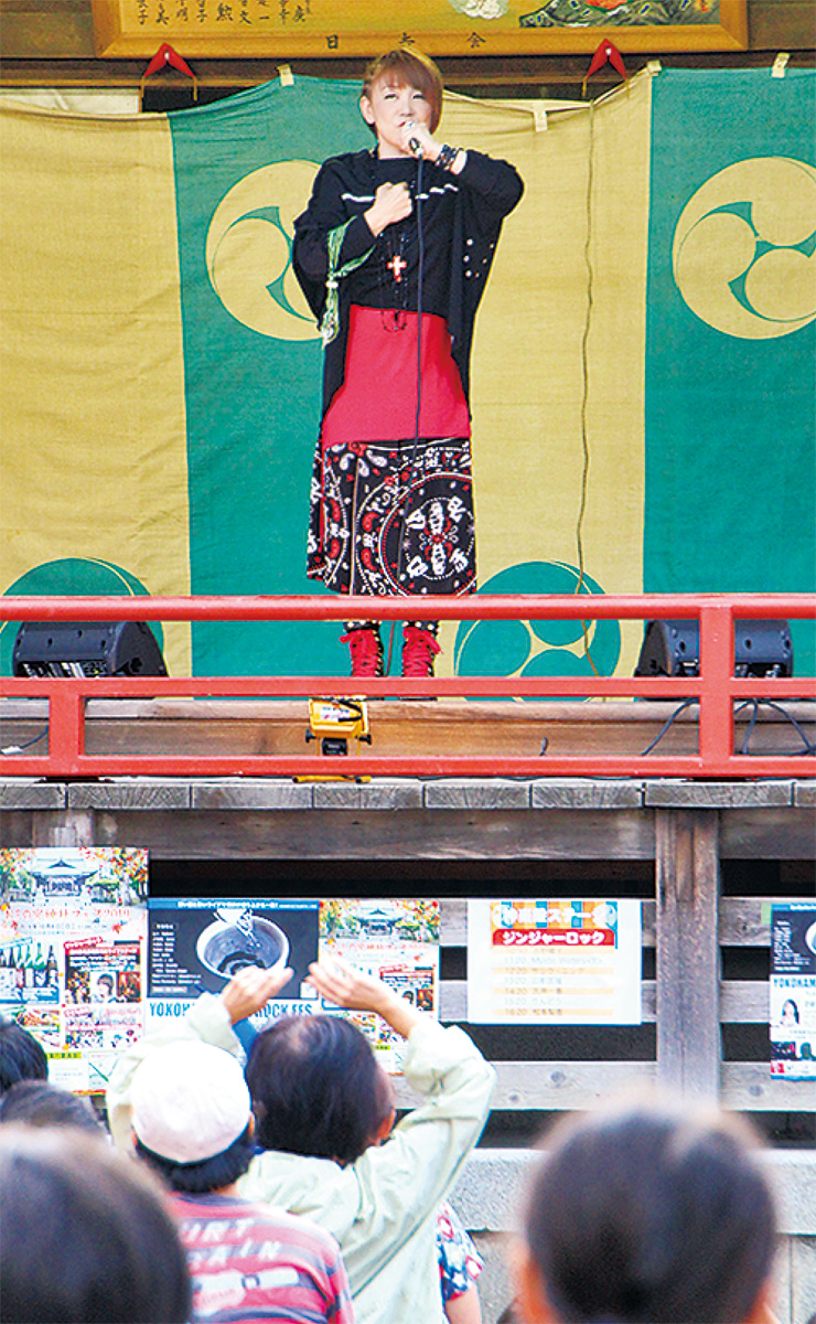 神楽殿で歌う松本梨香さん