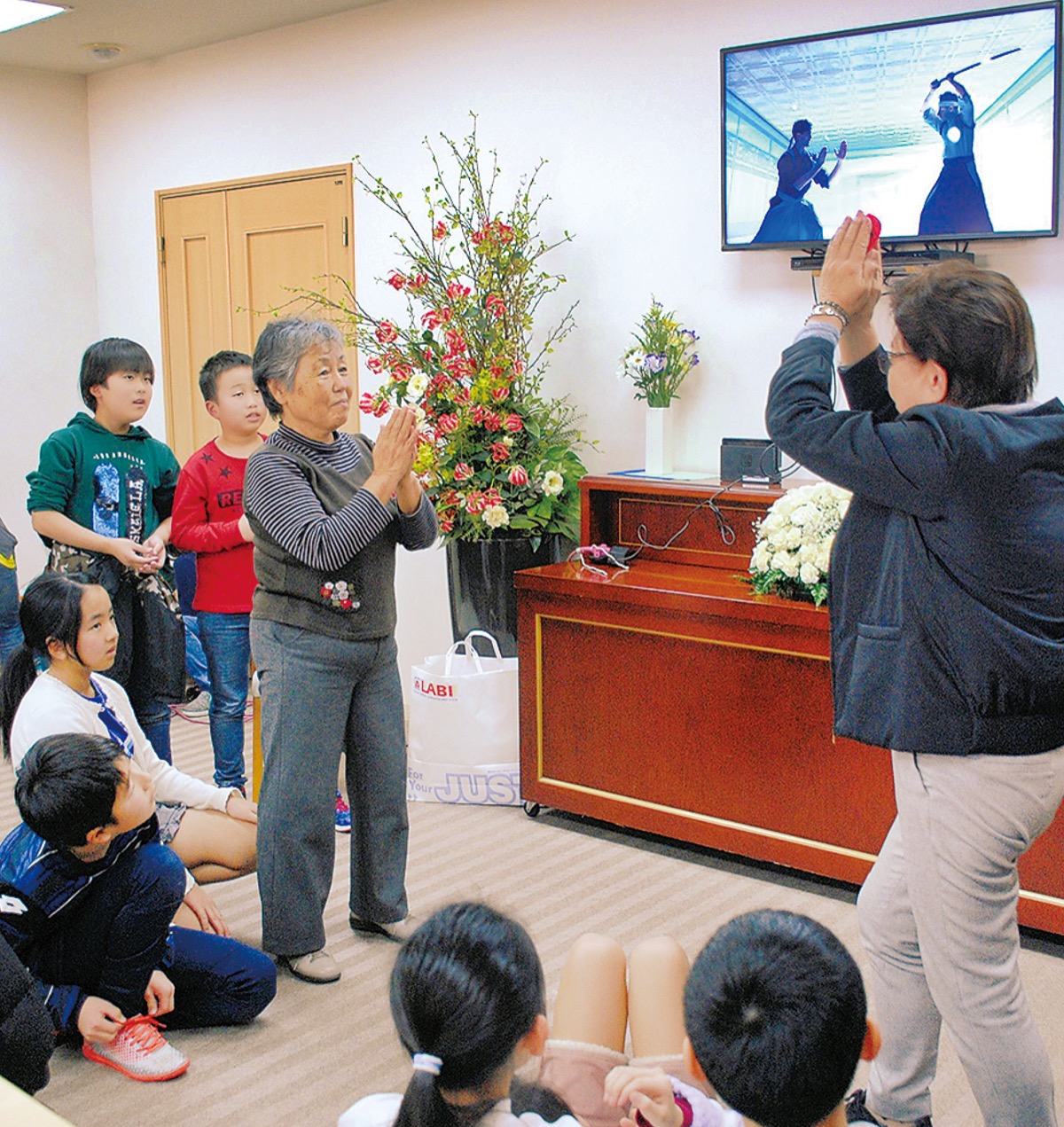 小学生とサロンで交流