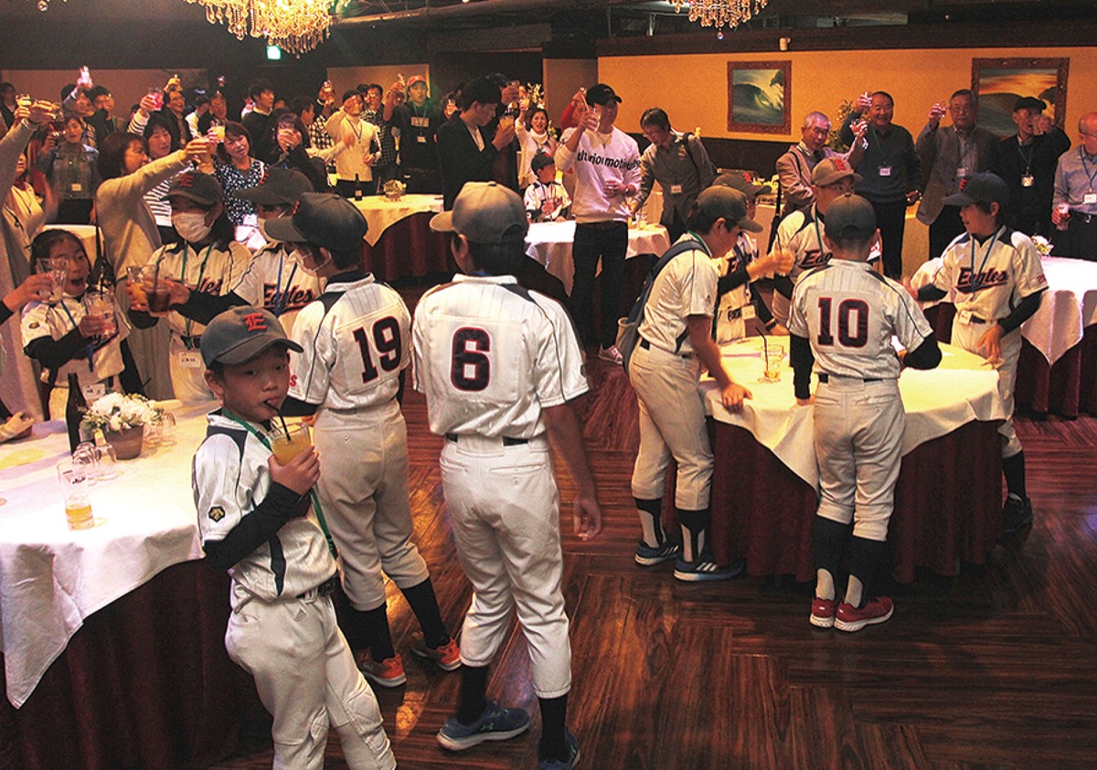 パーティーで歓談する選手たち