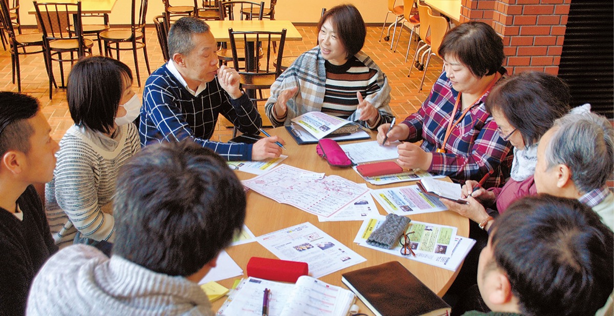 展示へ向けて話し合う施設の代表者ら