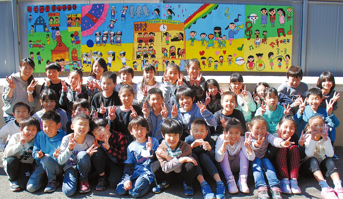 巨大絵で住民笑顔に