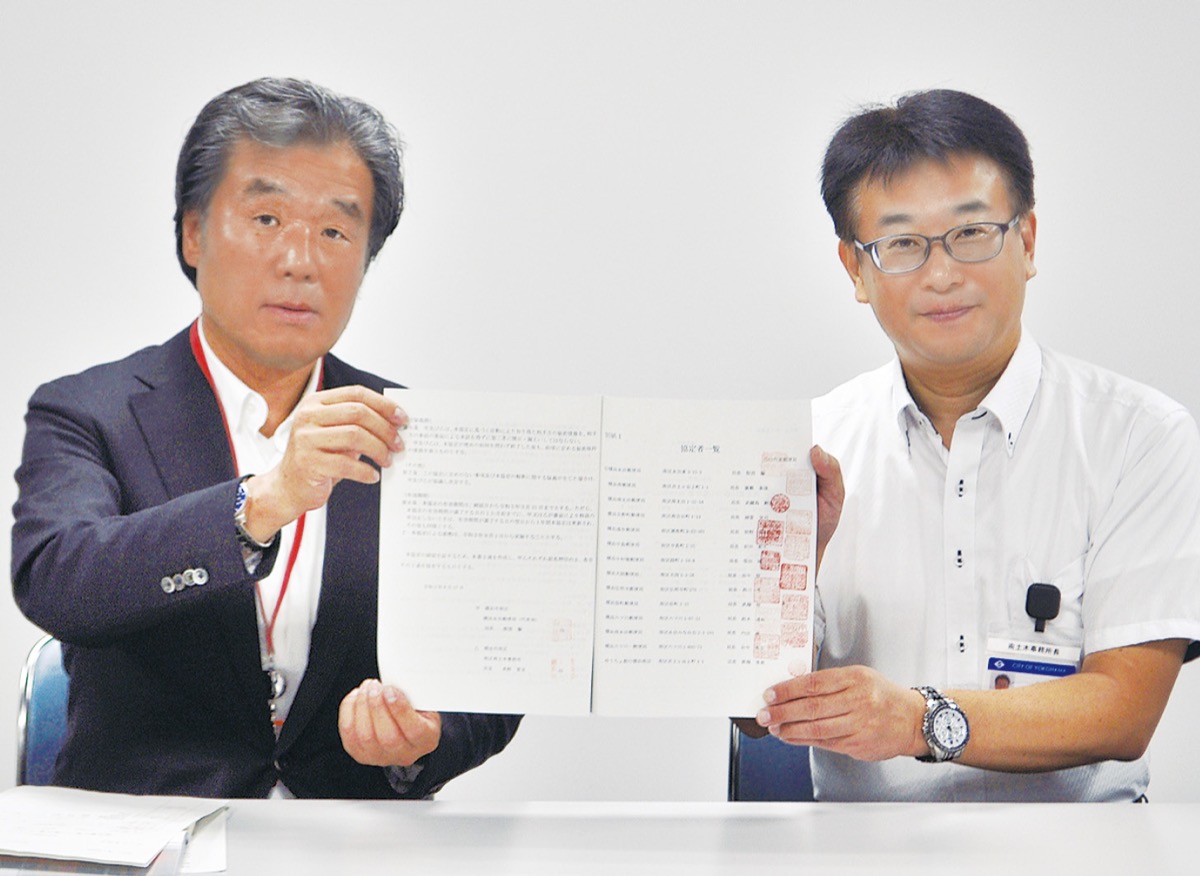 署名を交わした角野所長（右）と服部局長