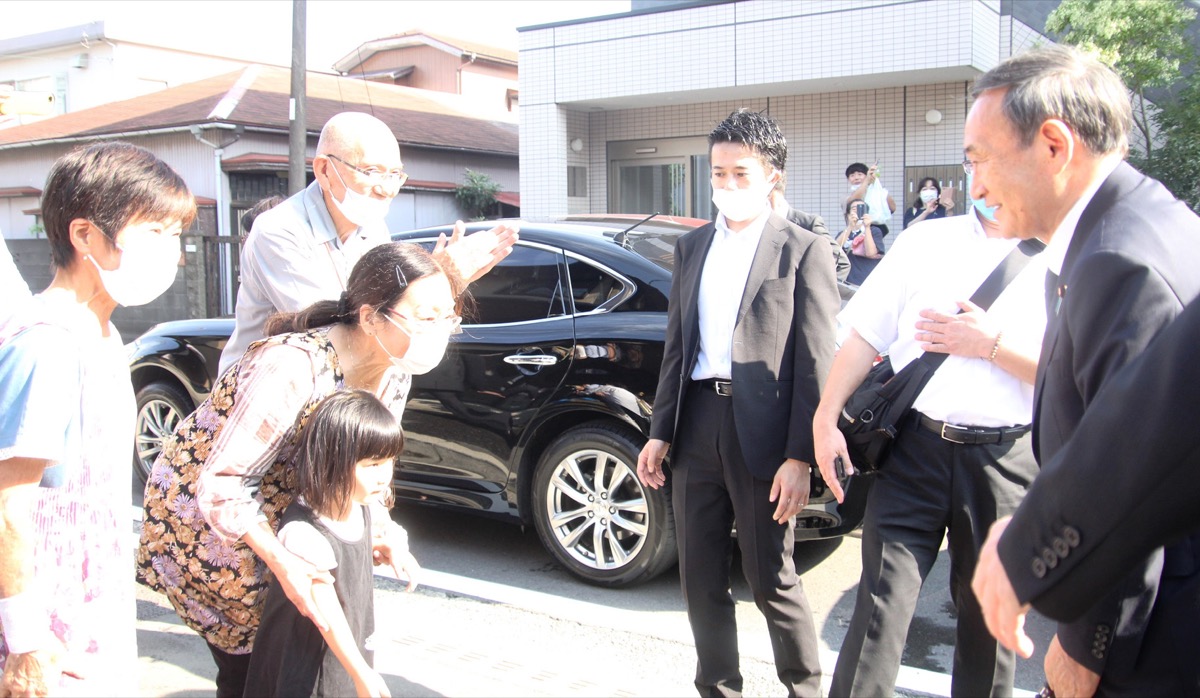 集まった人にあいさつする菅首相