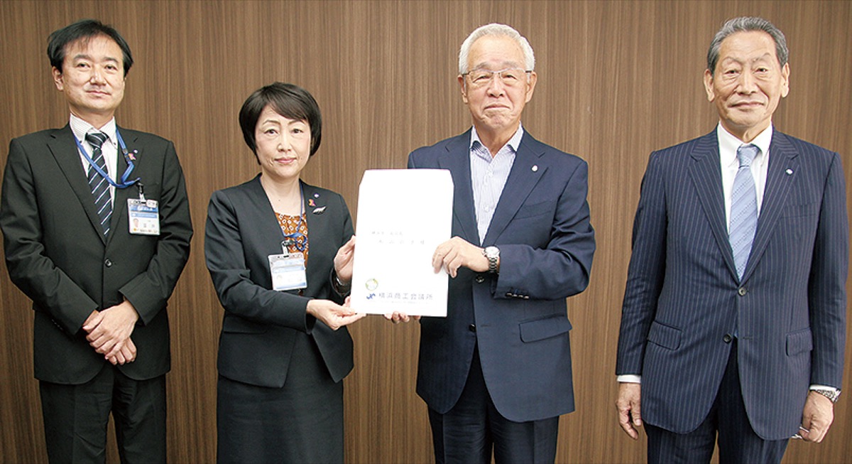 松山区長（中央左）と富井孝副区長（左）に要望書を手渡す笠原支部長（中央右）、斎藤副支部長