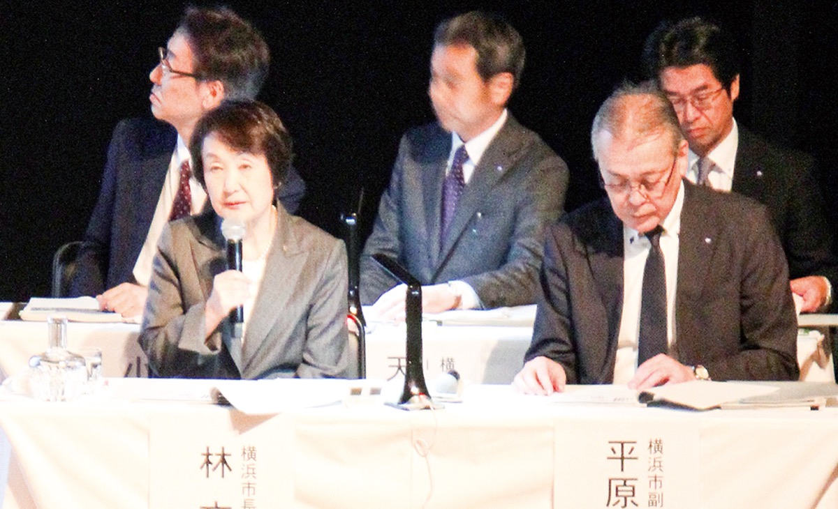 昨年1月に南公会堂で行われたIR市民説明会でIRの必要性を語る林市長(左)