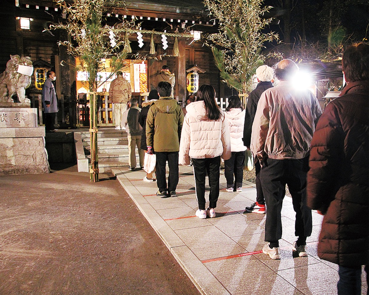 日枝神社の参道に間隔を開けて並ぶ初詣客(元日午前0時10分)