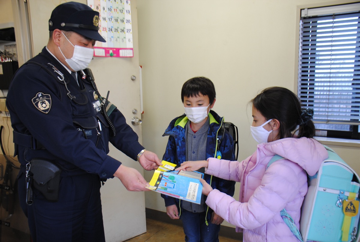 六つ川小学校3年生が手作り絵本を地域に配布　地元の絵本作家がサポート