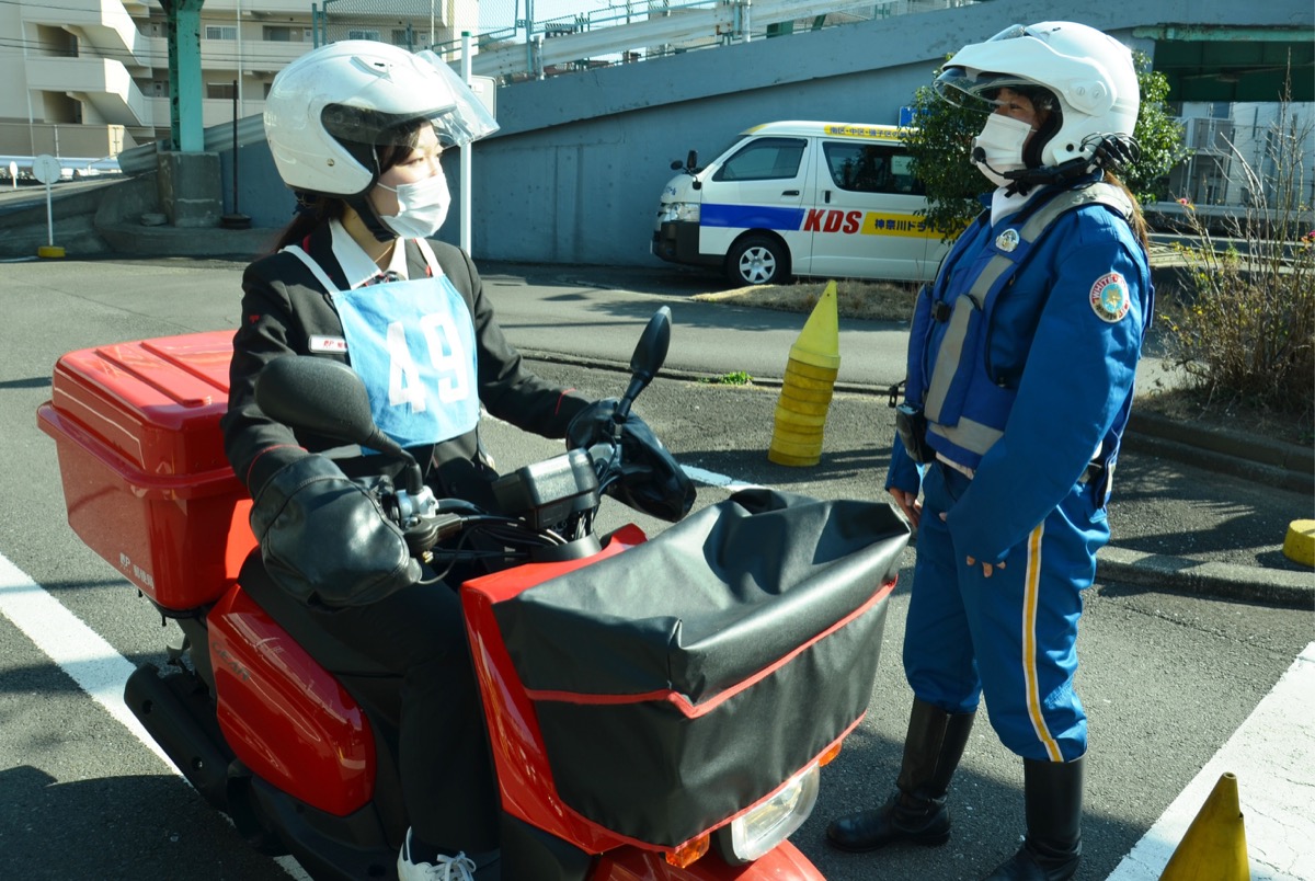 横浜南郵便局の局員が神奈川県警女性白バイ隊の安全運転講習に参加　神奈川ドライビングスクールで