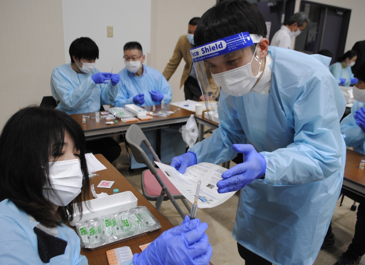 説明を受ける薬剤師