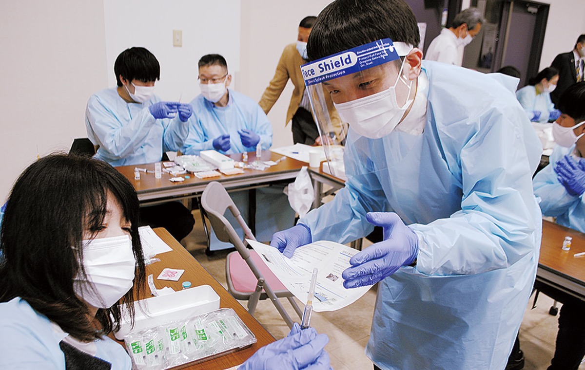 ワクチンの取り分けを学ぶ薬剤師