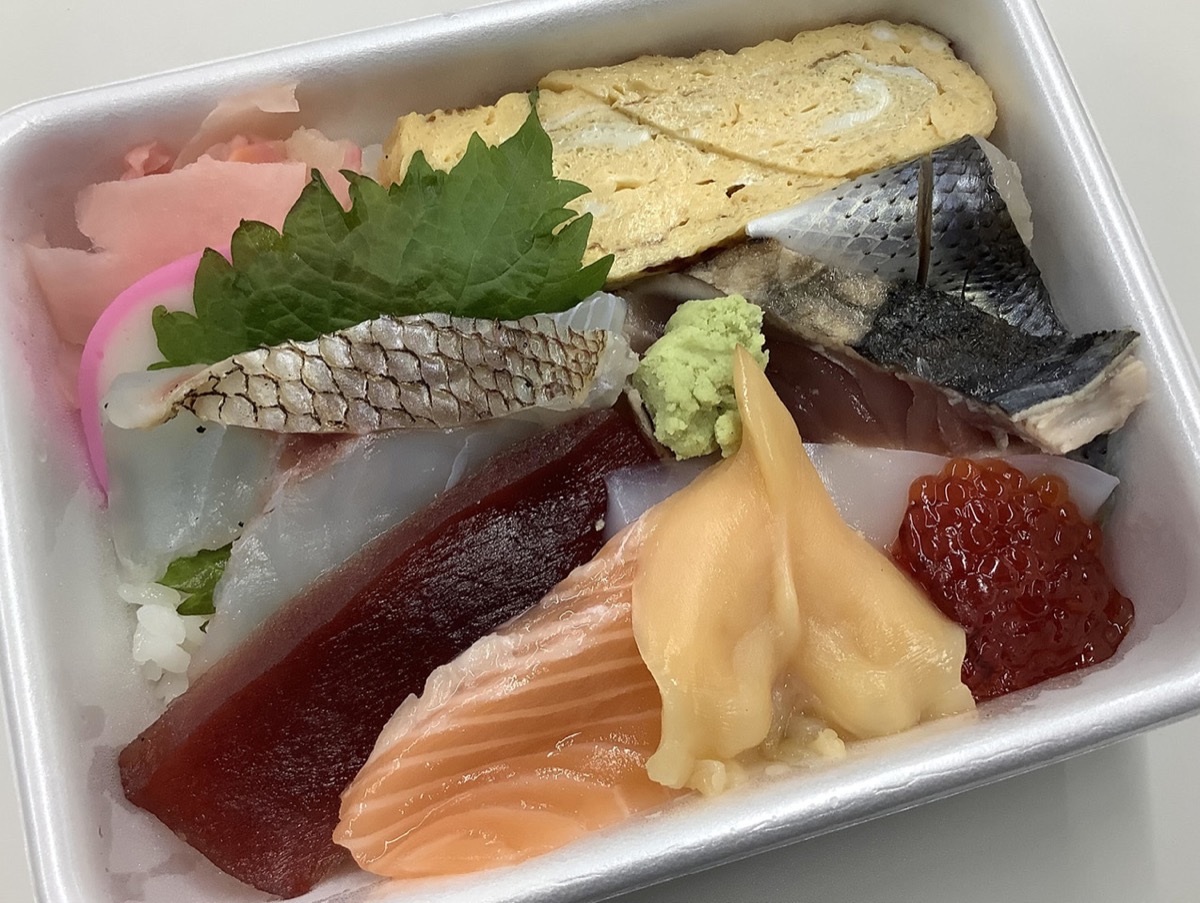 浦舟町 南区役所そばの｢三明寿司｣ 10種類の具が乗った海鮮丼