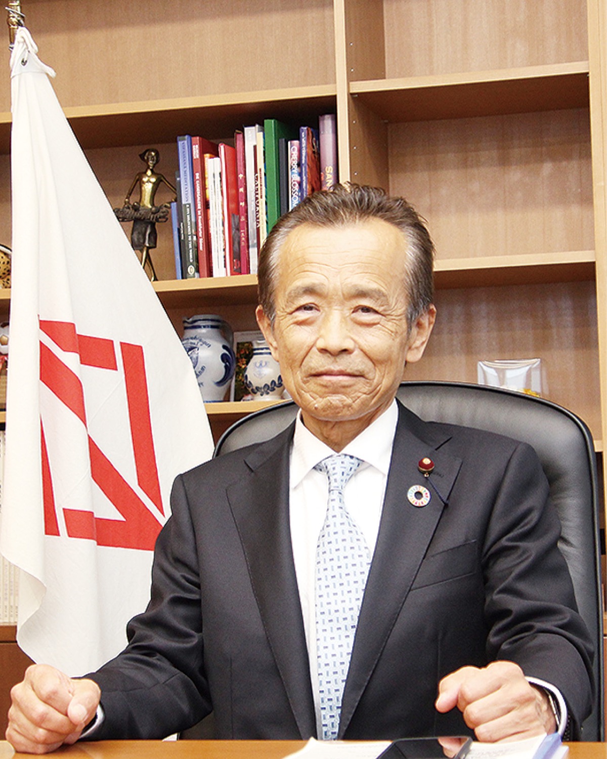 議長室の自席に座る清水議長