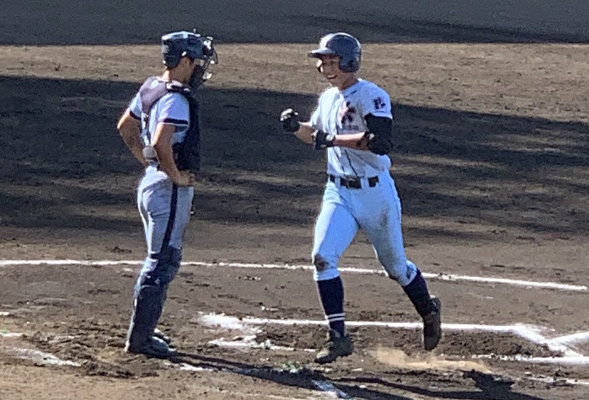 先制の2点本塁打を放った五十嵐選手（右）