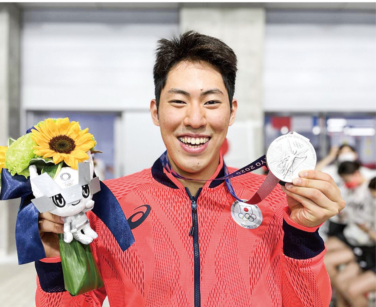 銀メダルを手にする本多選手(提供写真)