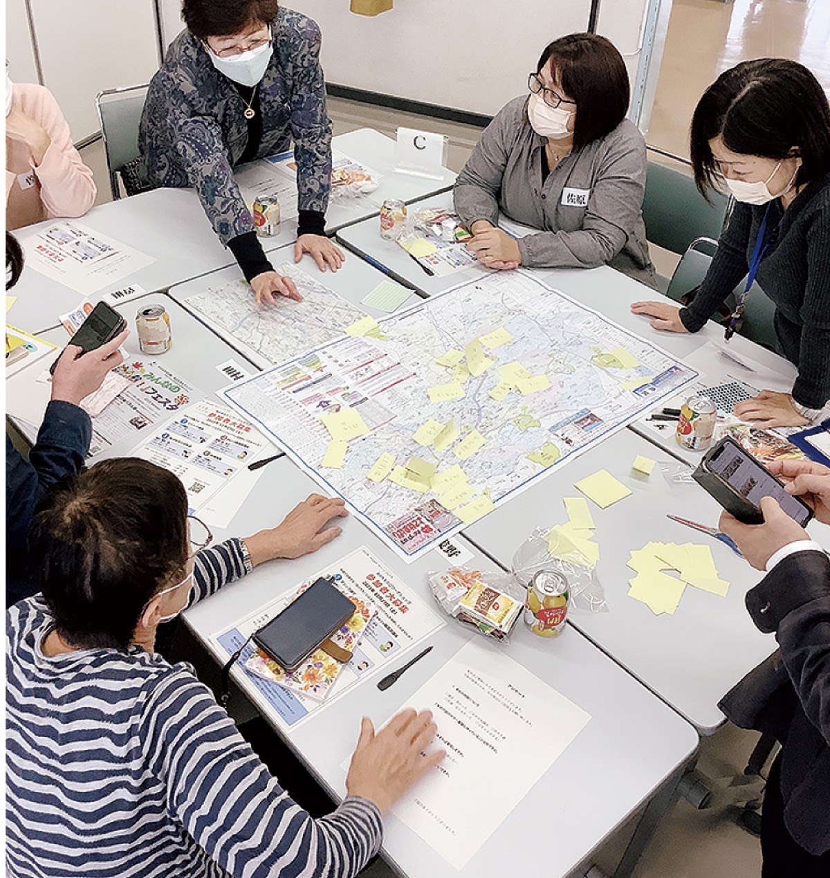 阪東橋駅周辺のまちの魅力を話し合う参加者