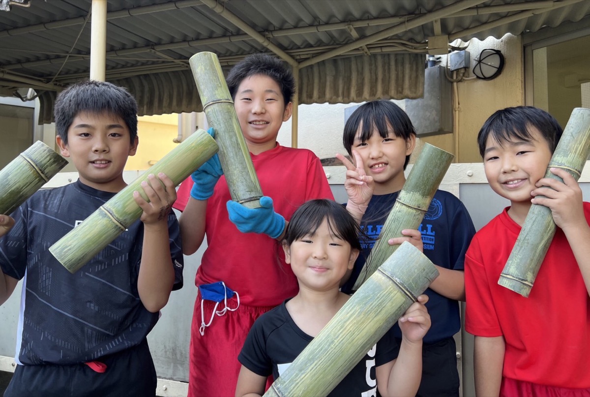 青竹踏みを体験した選手たち
