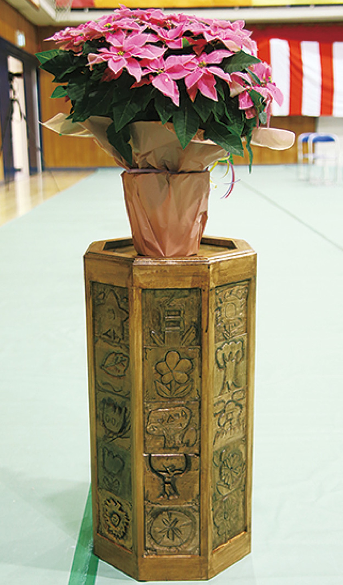 彫刻で作られた台