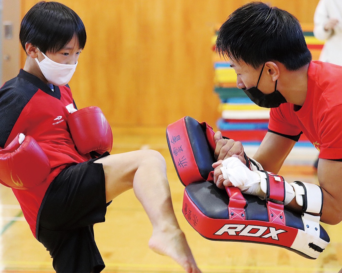 矢島さん（右）の指導を受ける優和クラブの選手