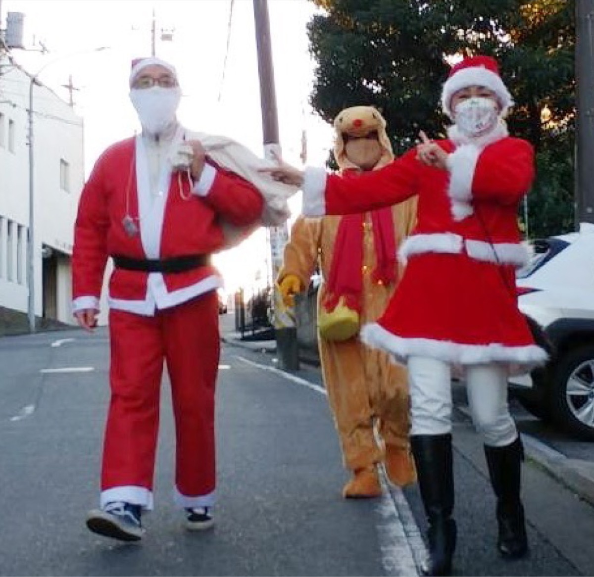 伏見町町内会 サンタが突然現れ､チョコなどプレゼント