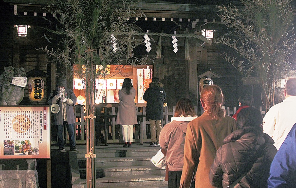 年明け直後に参拝する人たち（１日午前０時）