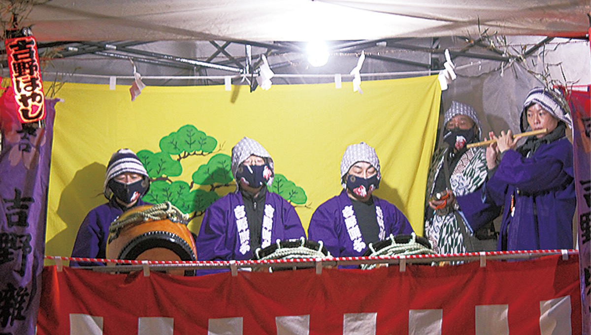 境内で演奏する吉野囃子