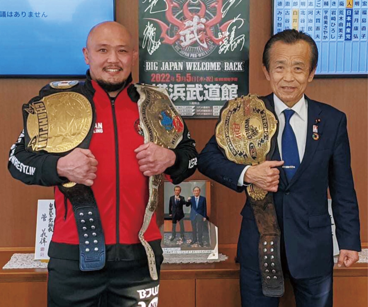 清水議長（右）を訪問した岡林選手