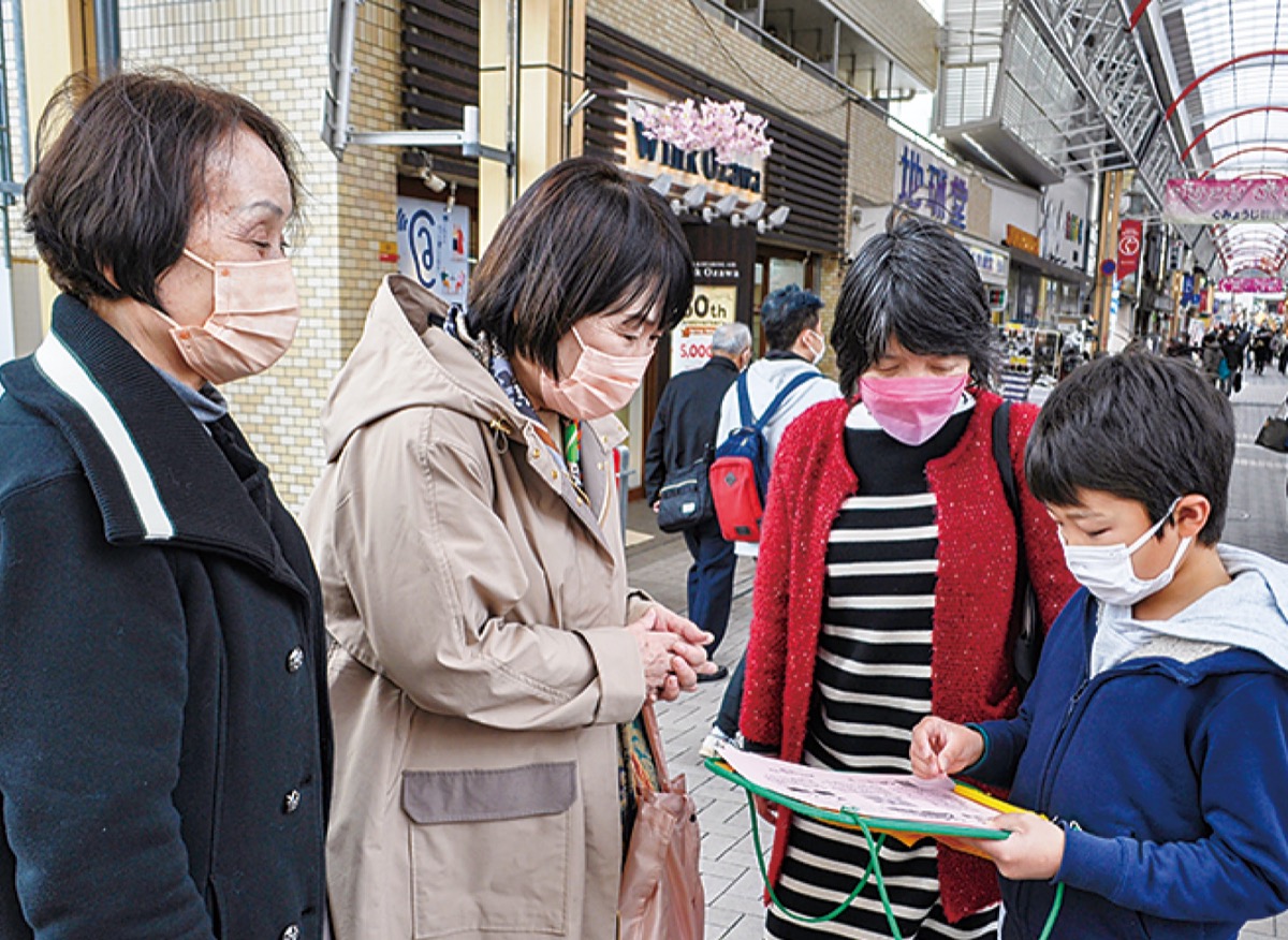 アプリを説明する児童（右）