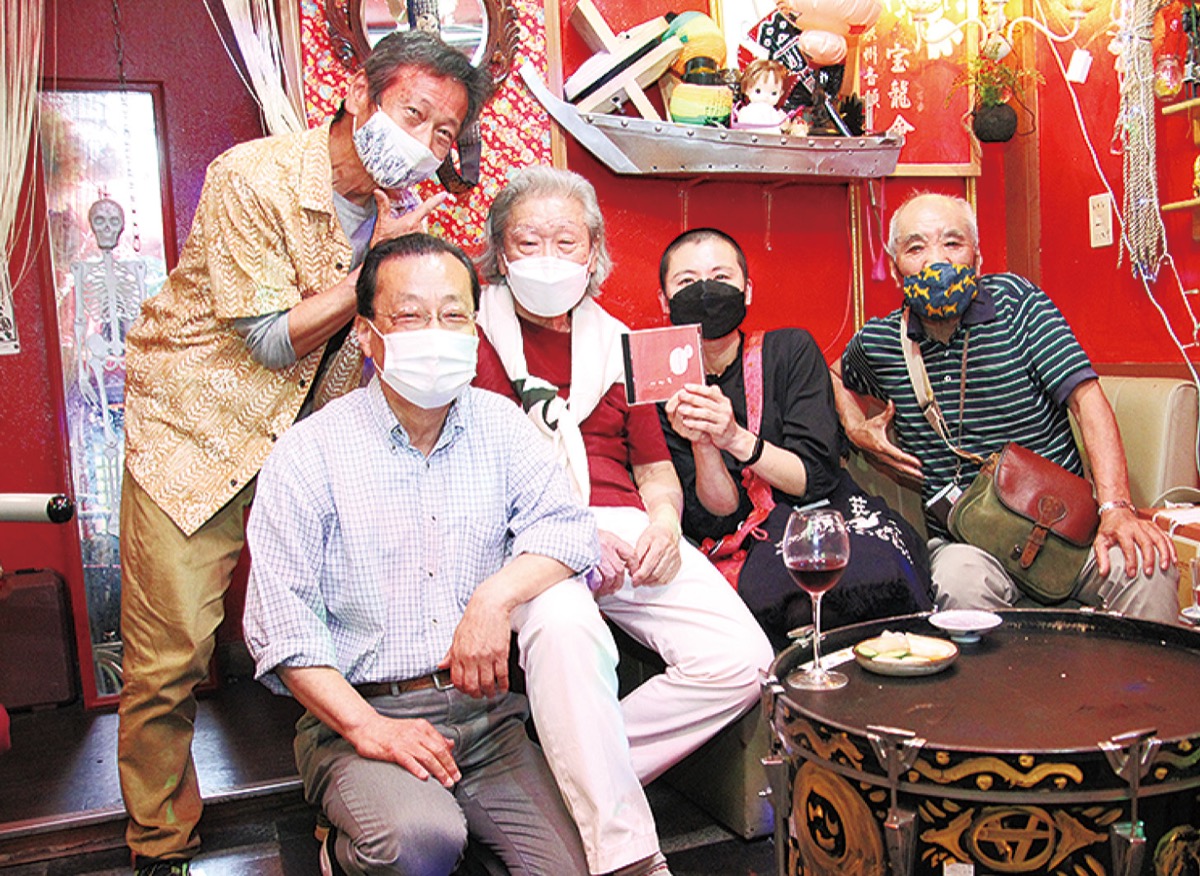 店主のかとうさん（右から２人目）と原さん（中央）ら常連客