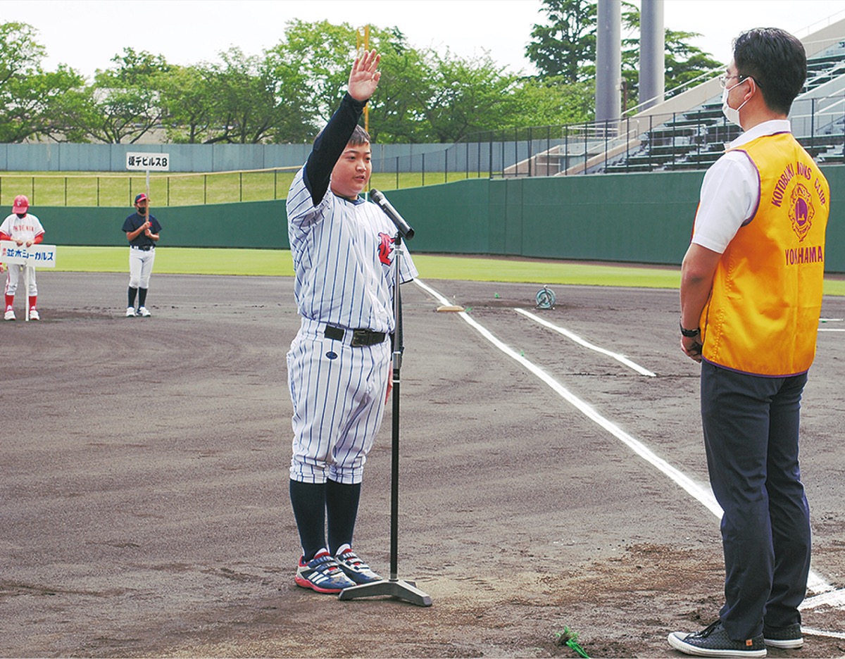福井会長（右）の前で宣誓する斎藤選手