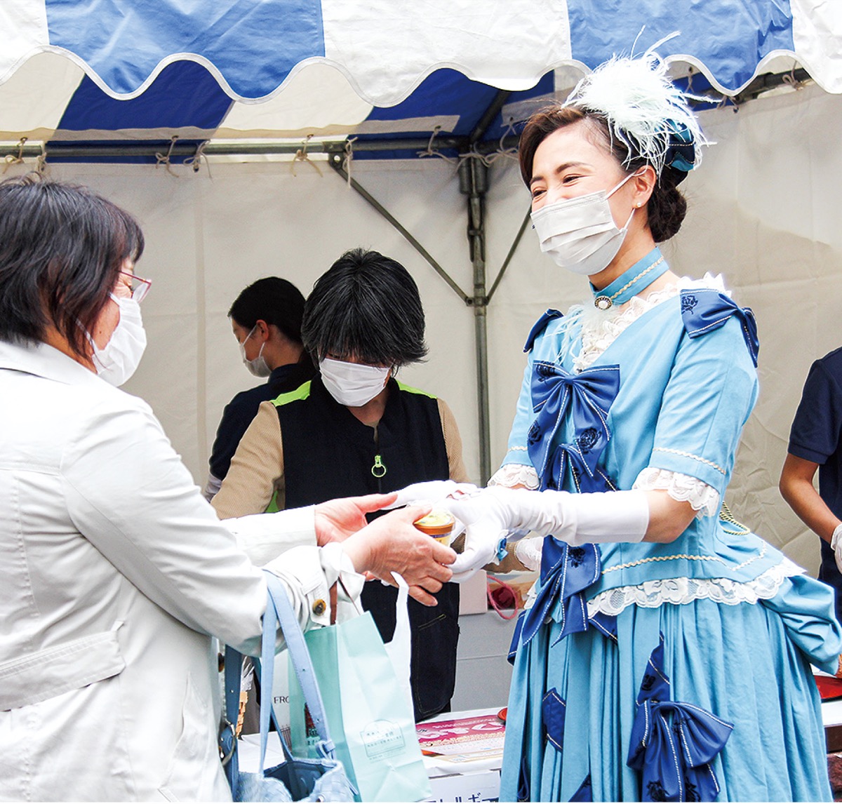 アイスを手渡すシルキィレディースのメンバー